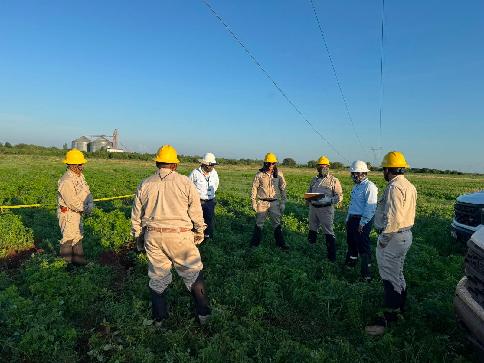$!CFE restablece servicio en el norte de Sinaloa