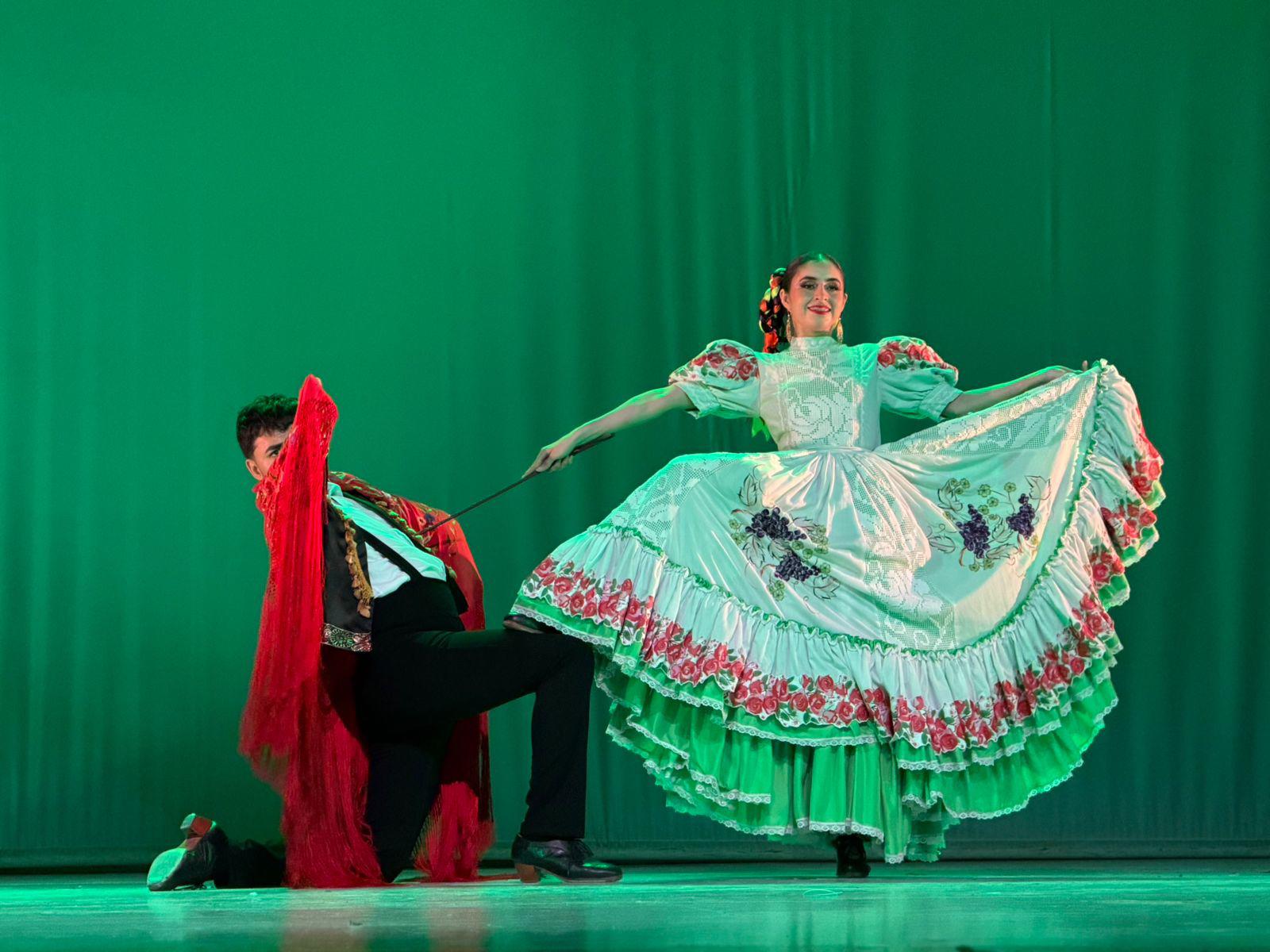 $!Al ritmo del baile y cante del flamenco, así como el zapateado y faldeo del folclore, los jóvenes y adultos transformaron el escenario en un recorrido vibrante y colorido.