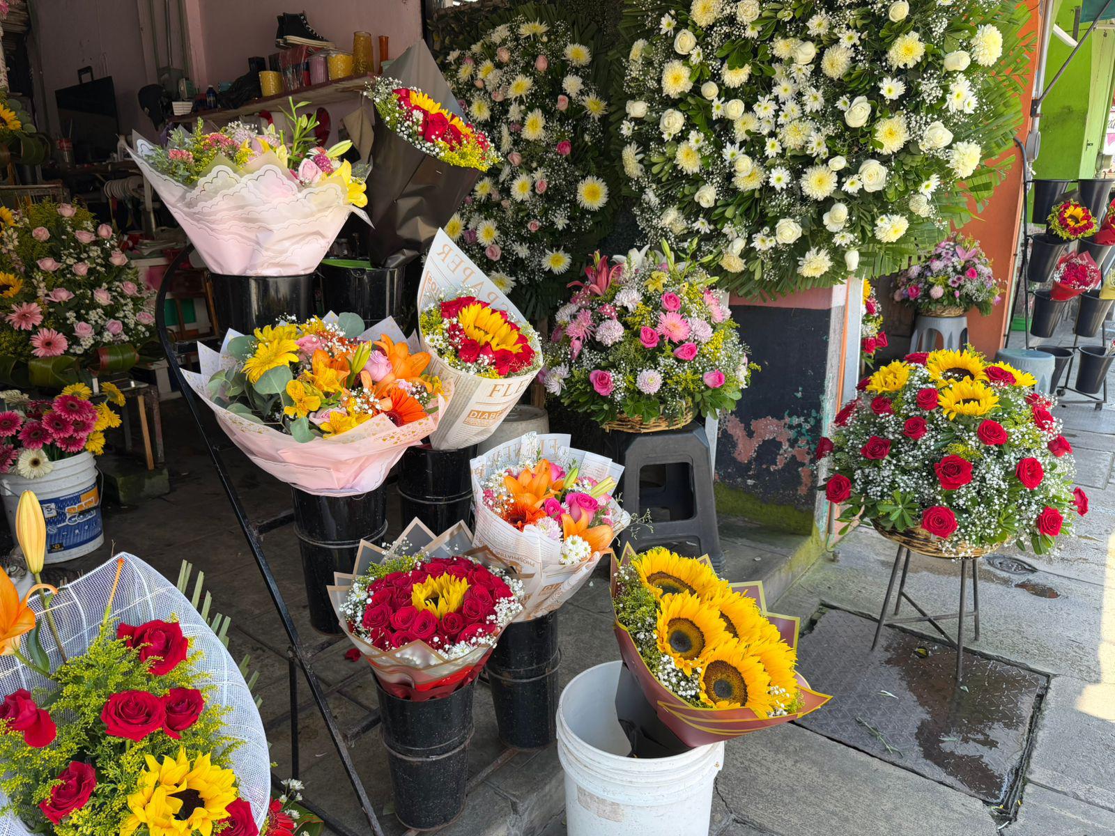 $!Floristas de Mazatlán se preparan para un repunte de ventas por el Día de las Madres