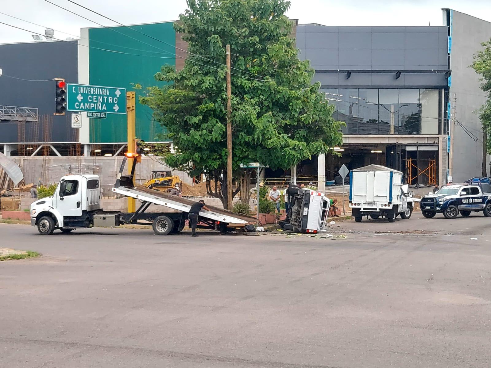 $!Vuelca camioneta tras choque en Culiacán