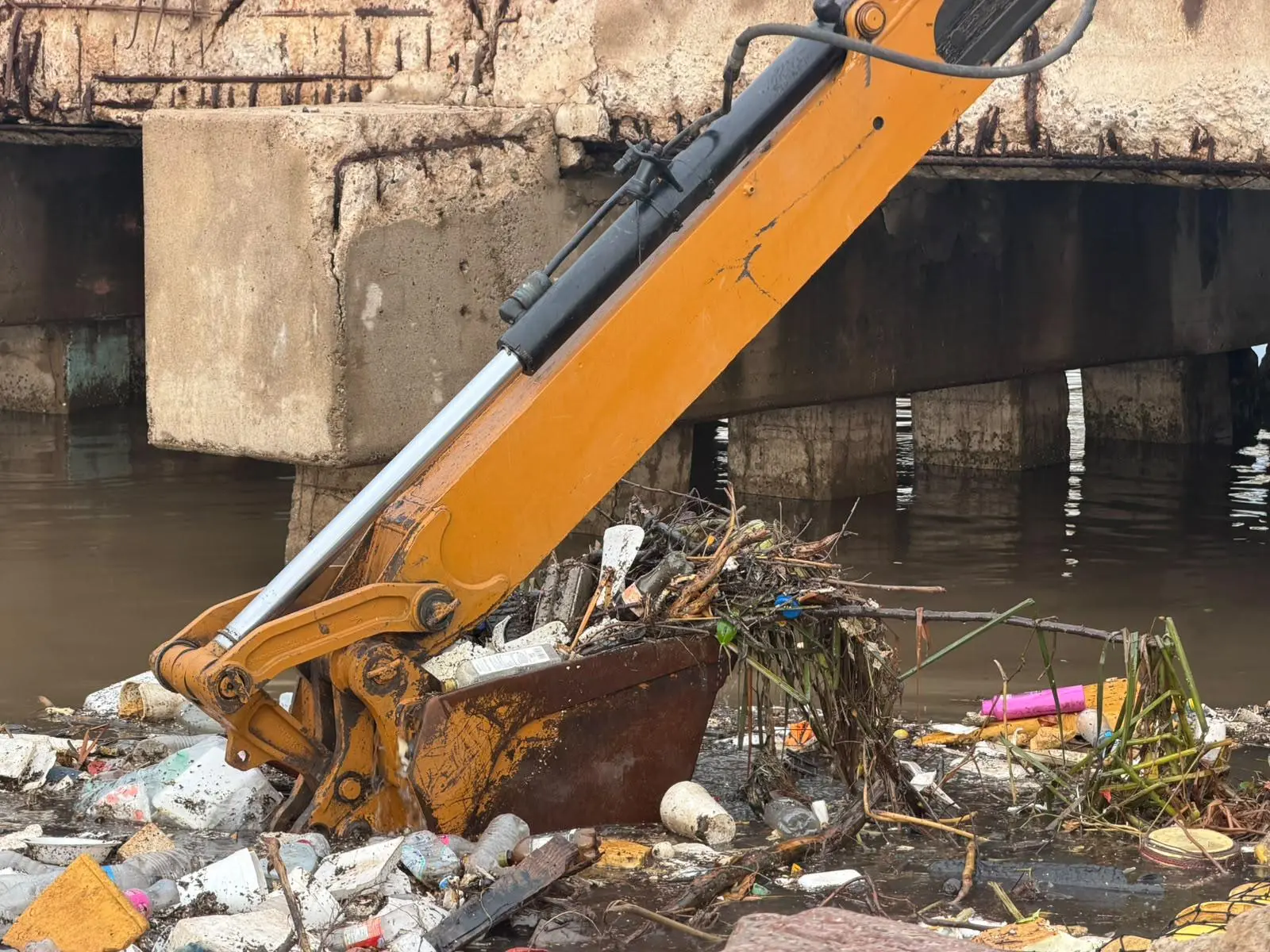 $!Liberan biobarda del Puente Juárez tras acumular gran cantidad de basura por las lluvias en Mazatlán