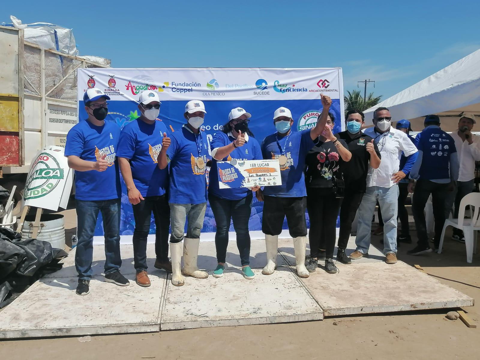 $!El equipo de “Los perrones” obtuvieron 15 mil pesos por haber acopiado 226.05 kilos.