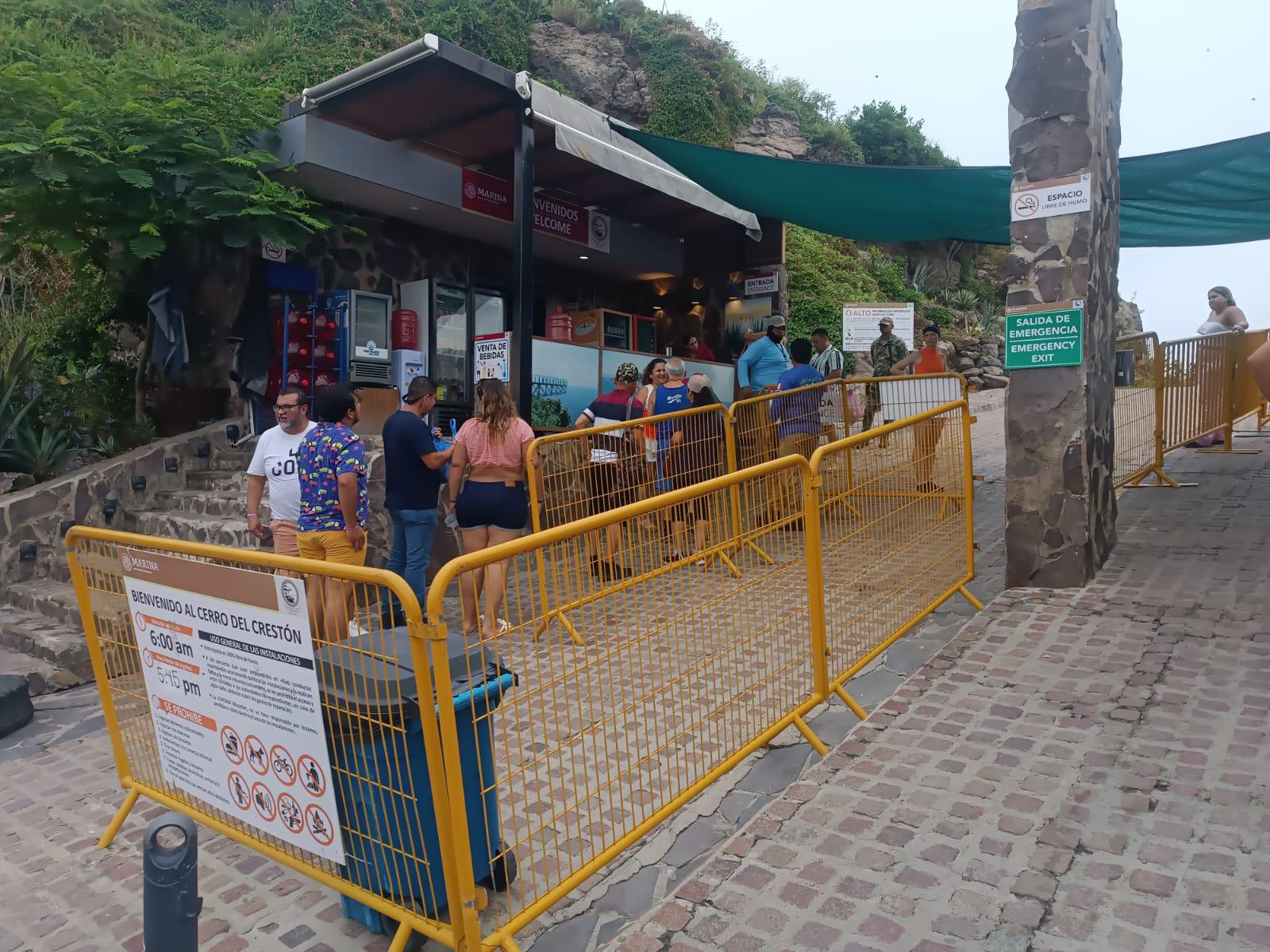 $!Turistas disfrutan de una mañana nublada en el Faro de Mazatlán