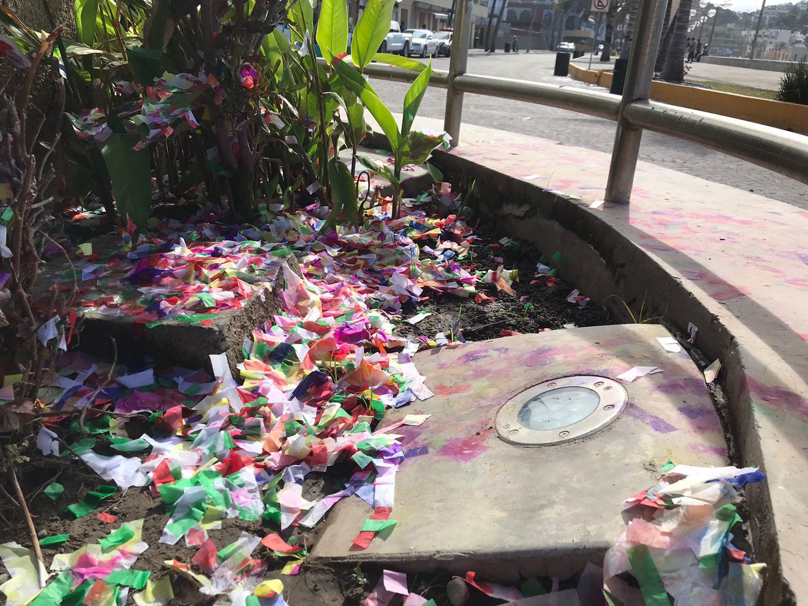$!Festejos de fin de año dejan basura que cae al mar en Mazatlán