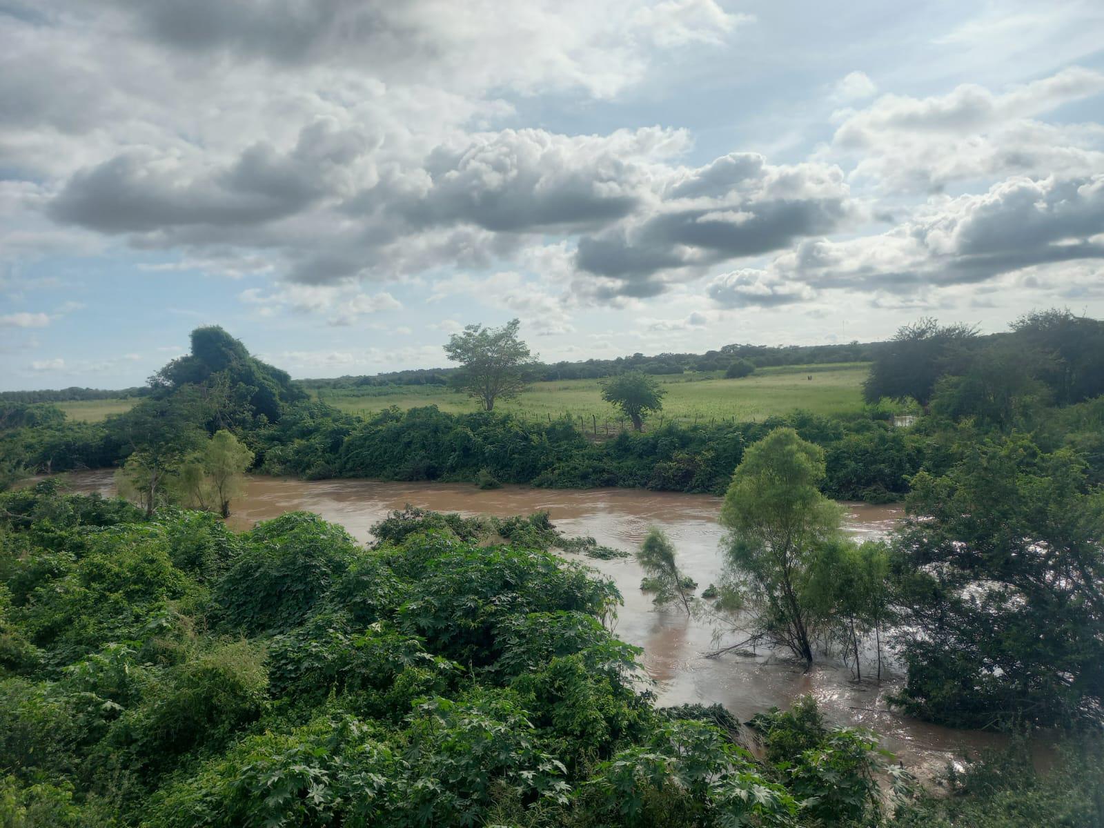 $!En La Concha, Escuinapa, creciente del Río Las Cañas atemoriza a sus habitantes