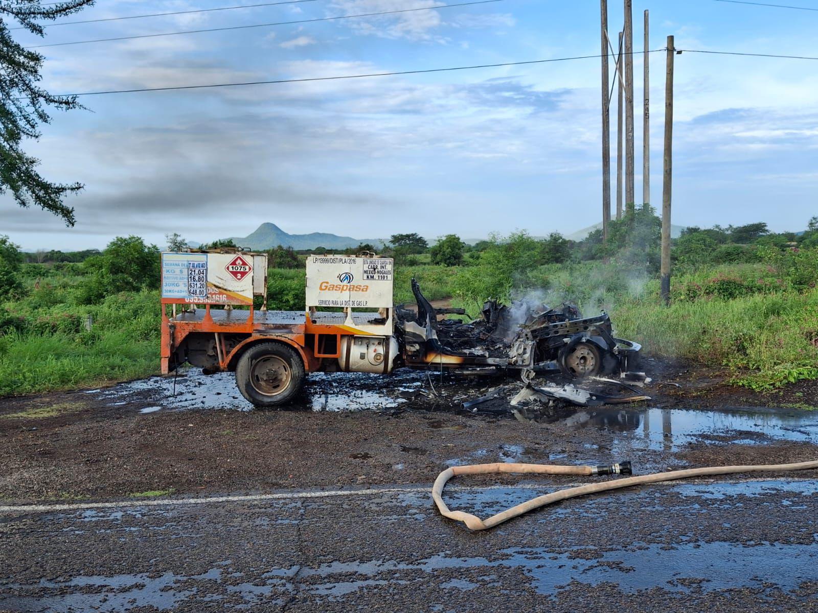 $!Falla mecánica provoca incendio de unidad de reparto de gas en Rosario