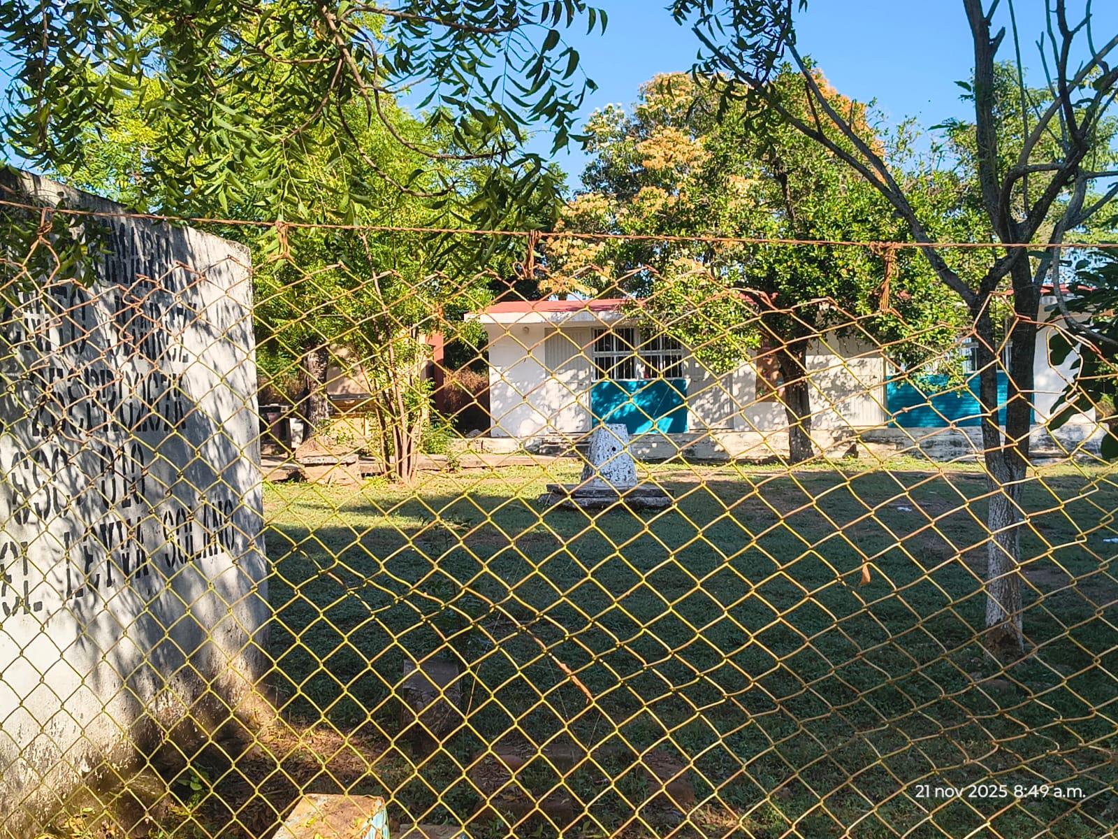 $!Padres denuncian ausencia constante de docente en primaria de Loma Gabriel Leyva Solano, en Escuinapa