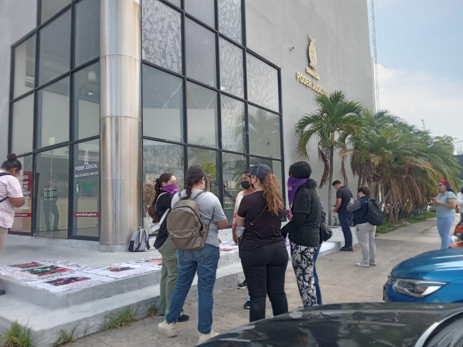 $!Exigen con tendedero y manifestación frente a Juzgados Familiares que procesos por pensión alimentaria sean más rápidos