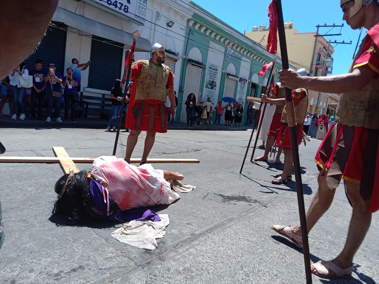 $!Mazatlecos y turistas atestiguan el Viacrucis Viviente en calles del Centro de puerto