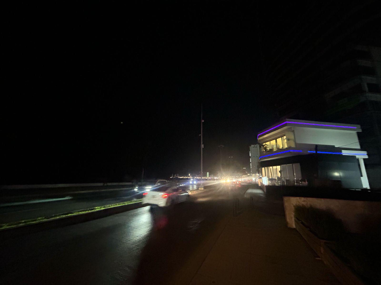 $!Registra apagón el paseo costero de Mazatlán este martes