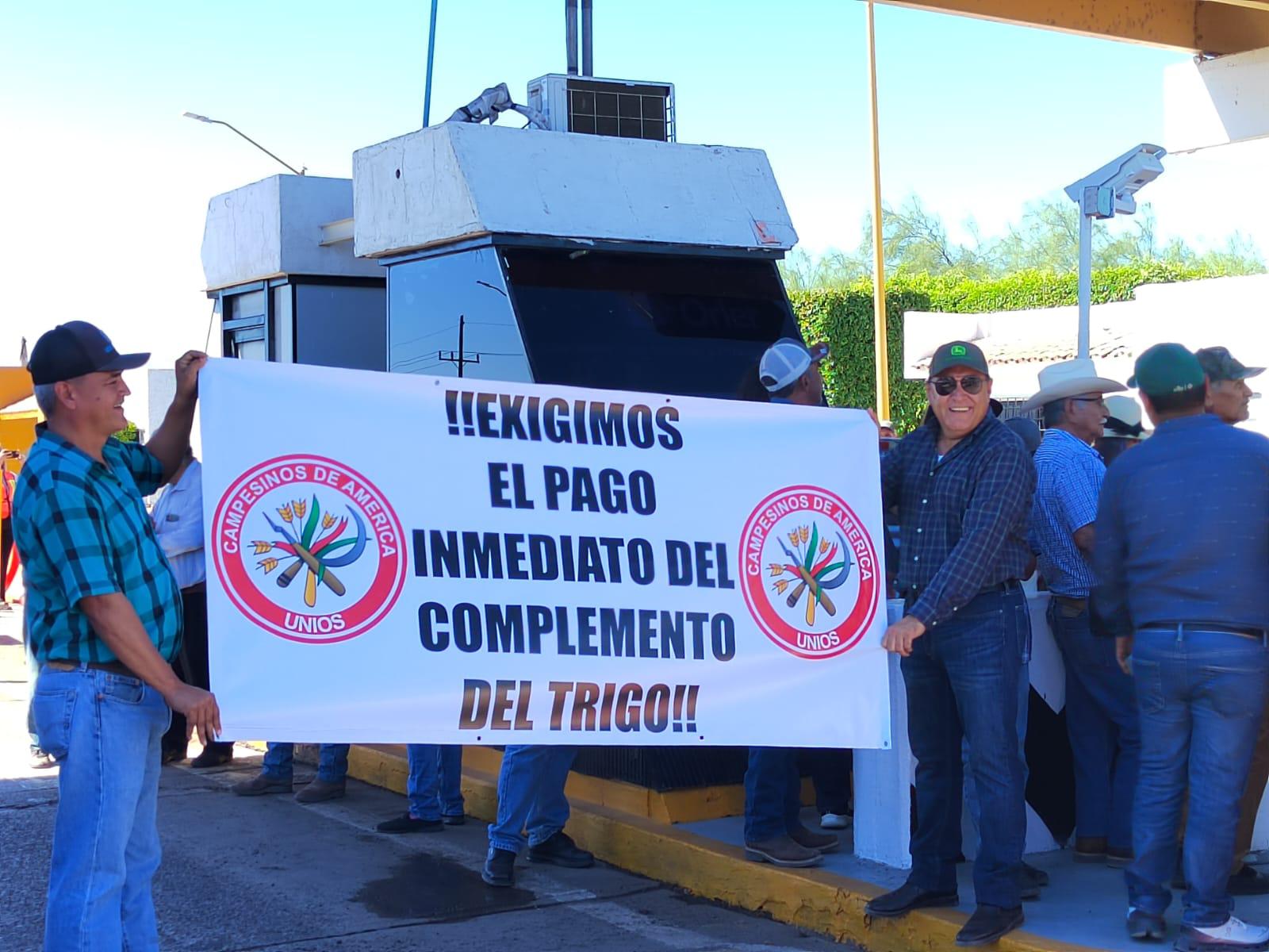 $!Productores del Valle del Carrizo se manifiestan y liberan cobro en la caseta de San Miguel Zapotitlán, Ahome