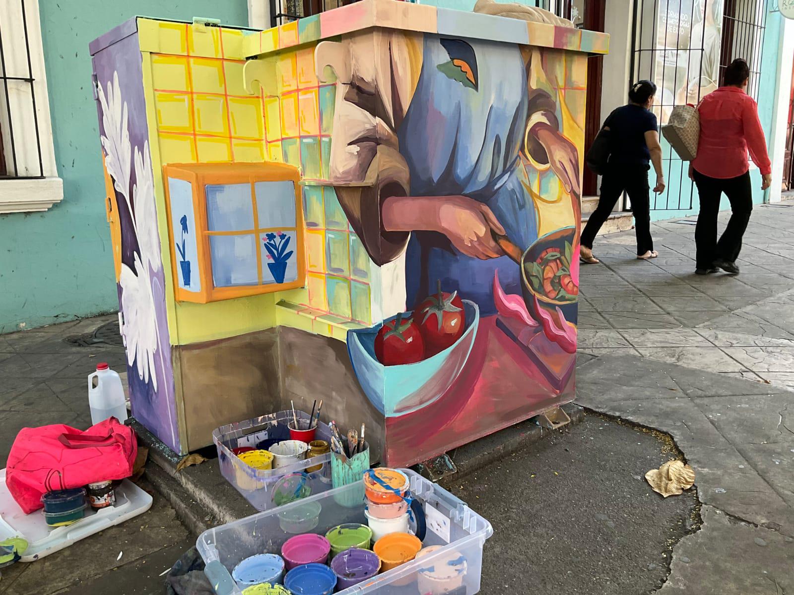 $!Color y cultura en el Paseo del Ángel: Sharey Mendoza pinta transformadores de pedestal en el corazón de Culiacán