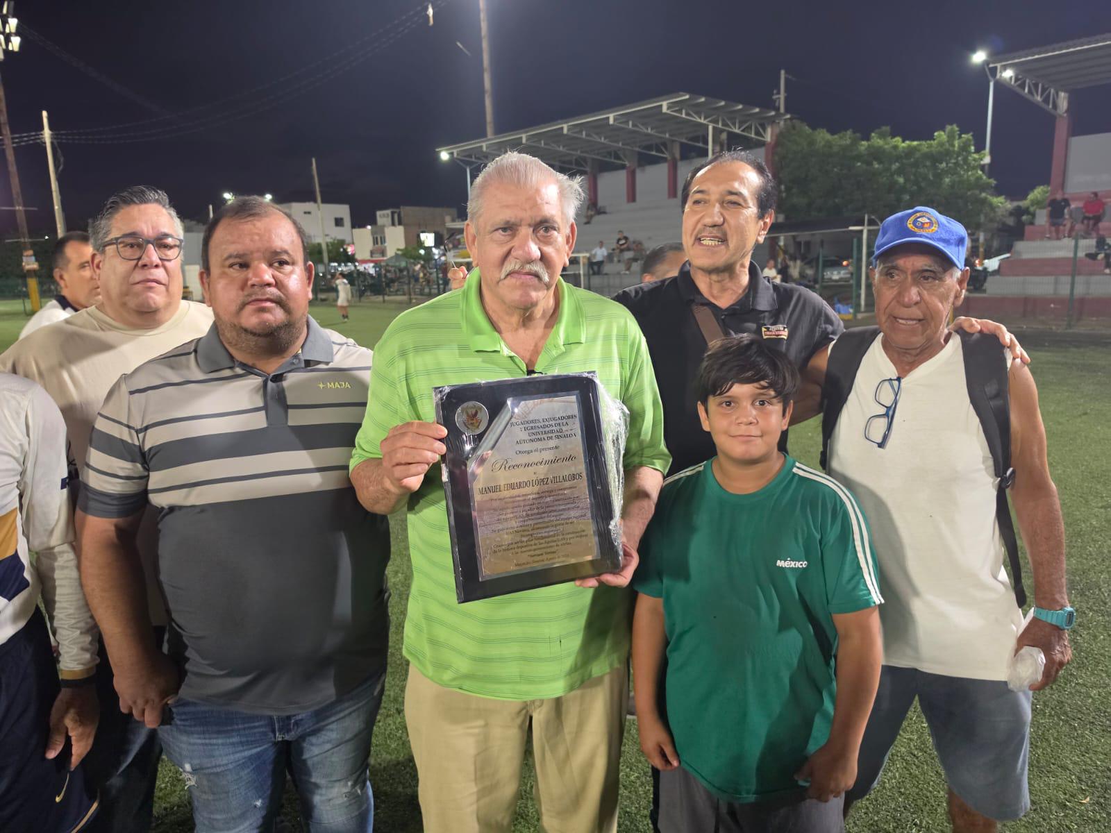 $!Frutería Bernal vuelve a golear y toma fuerza en el Futbol del Recuerdo