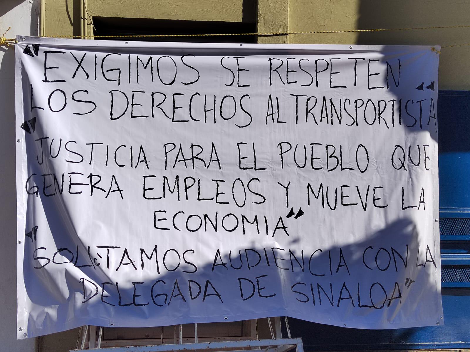 $!Transportistas toman la Subdelegación del IMSS, y acusan cobros arbitrarios por $8 millones