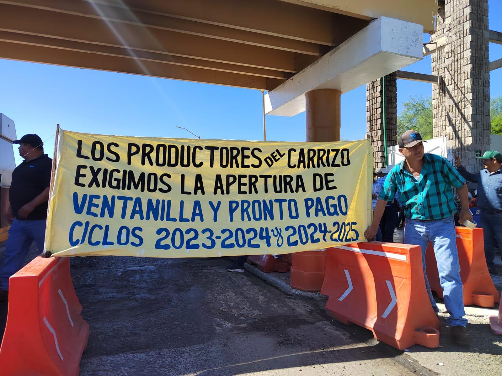 $!Productores del Valle del Carrizo se manifiestan y liberan cobro en la caseta de San Miguel Zapotitlán, Ahome