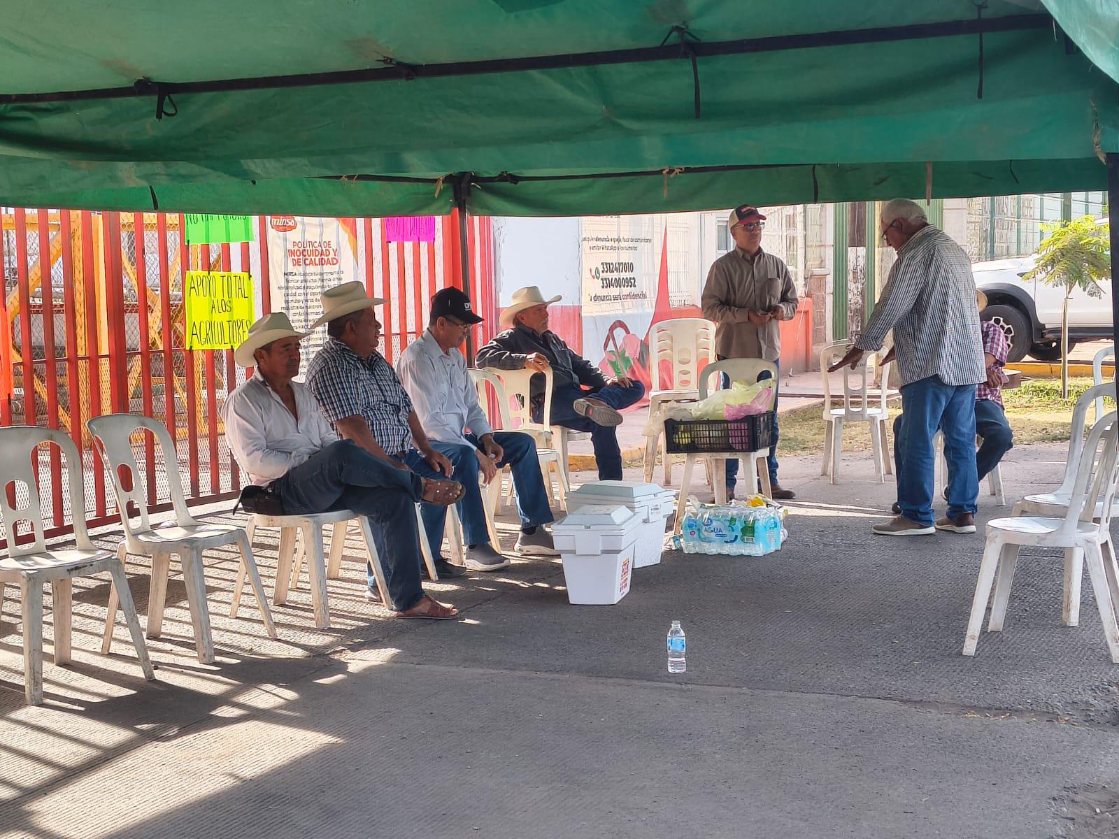 $!Indefinida la toma de Minsa en Los Mochis; productores cumplen tres días de protesta
