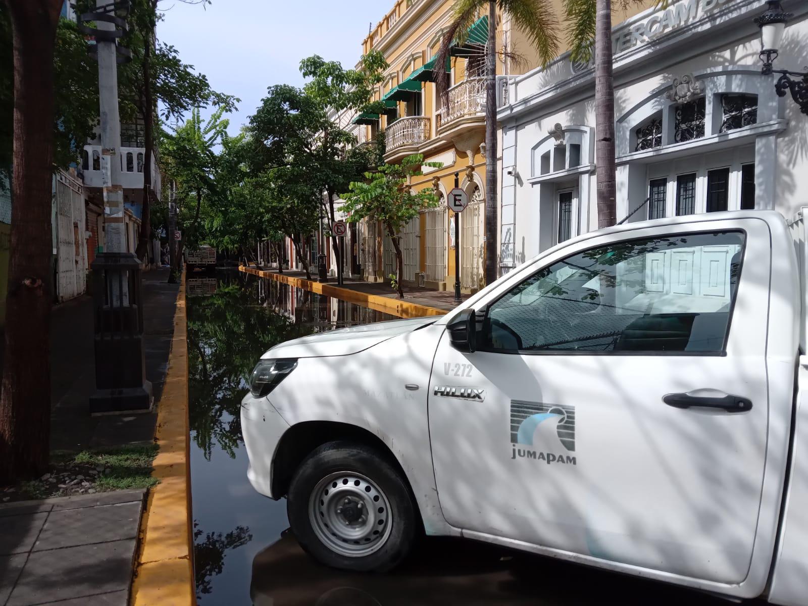 $!Se registra taponamiento y provoca inundación en esquina de la Plazuela Machado
