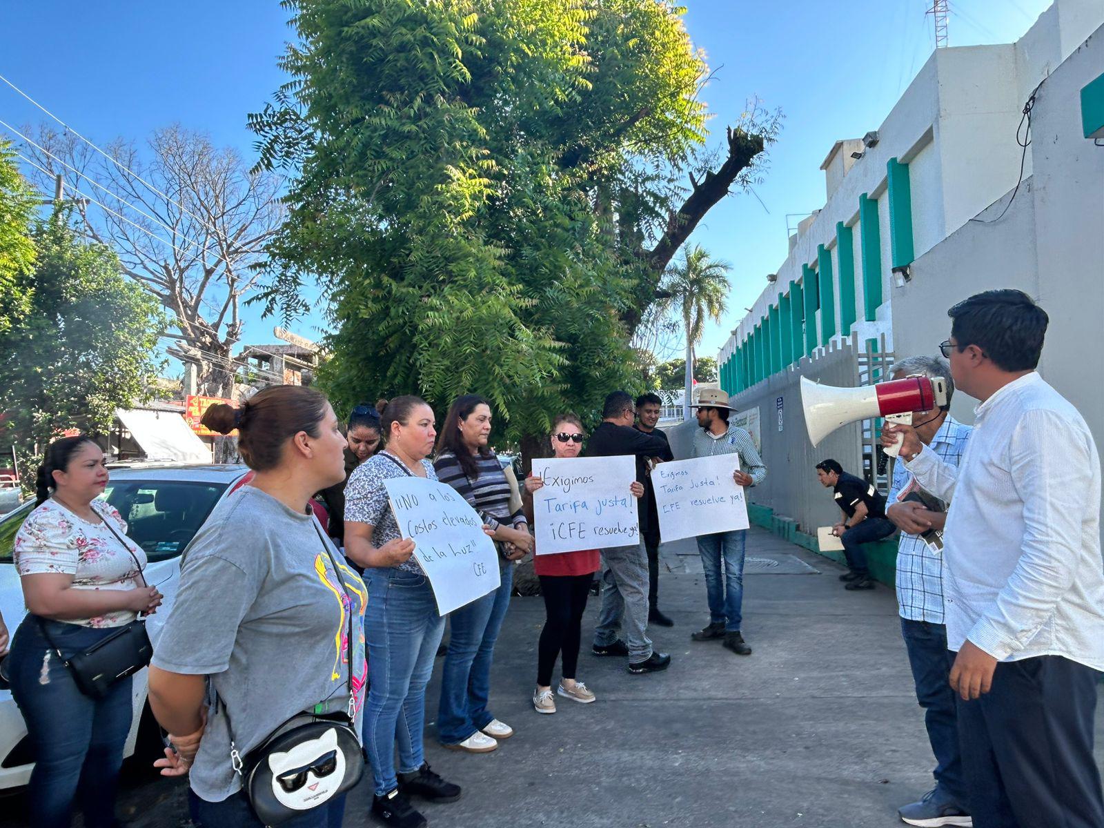 $!Se manifiestan en la CFE vecinos de La Limita de Itaje, en Culiacán, por cobros excesivos