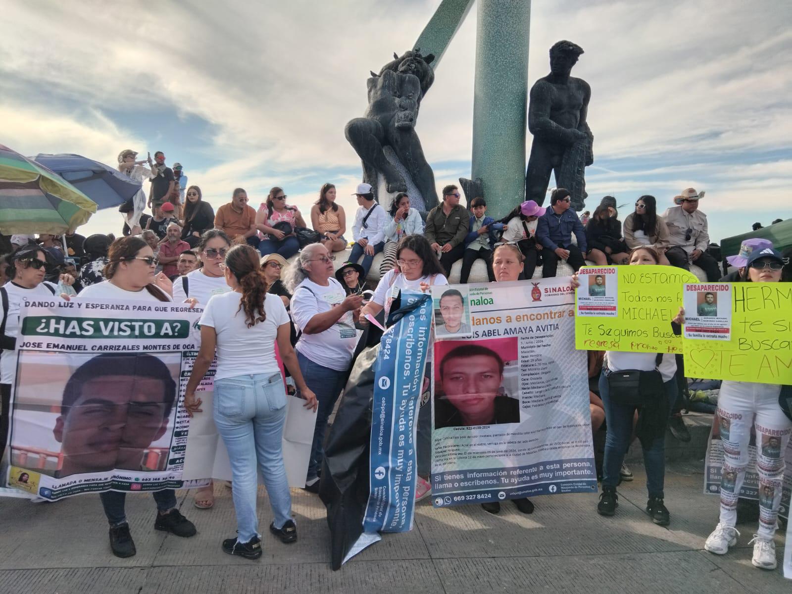 $!Se preparan familiares de personas desaparecidas para incorporarse al inicio del desfile del Carnaval de Mazatlán