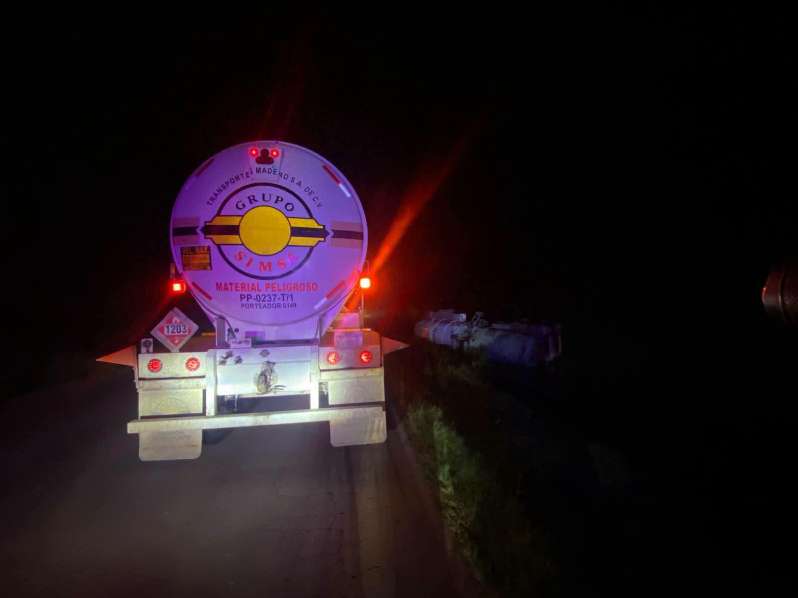 $!Cae cisterna con 30 mil litros de gasolina al canal Lateral 18 en las inmediaciones del Ejido Ohuira