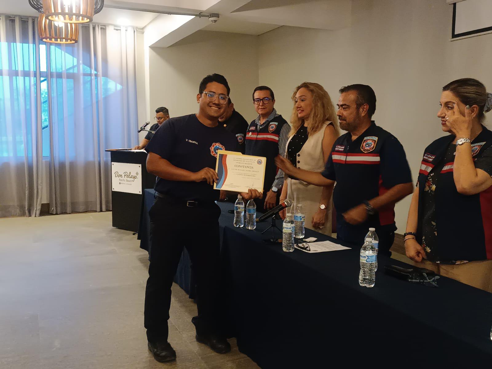 $!Se gradúan nuevos elementos del cuerpo voluntario de Bomberos de Mazatlán