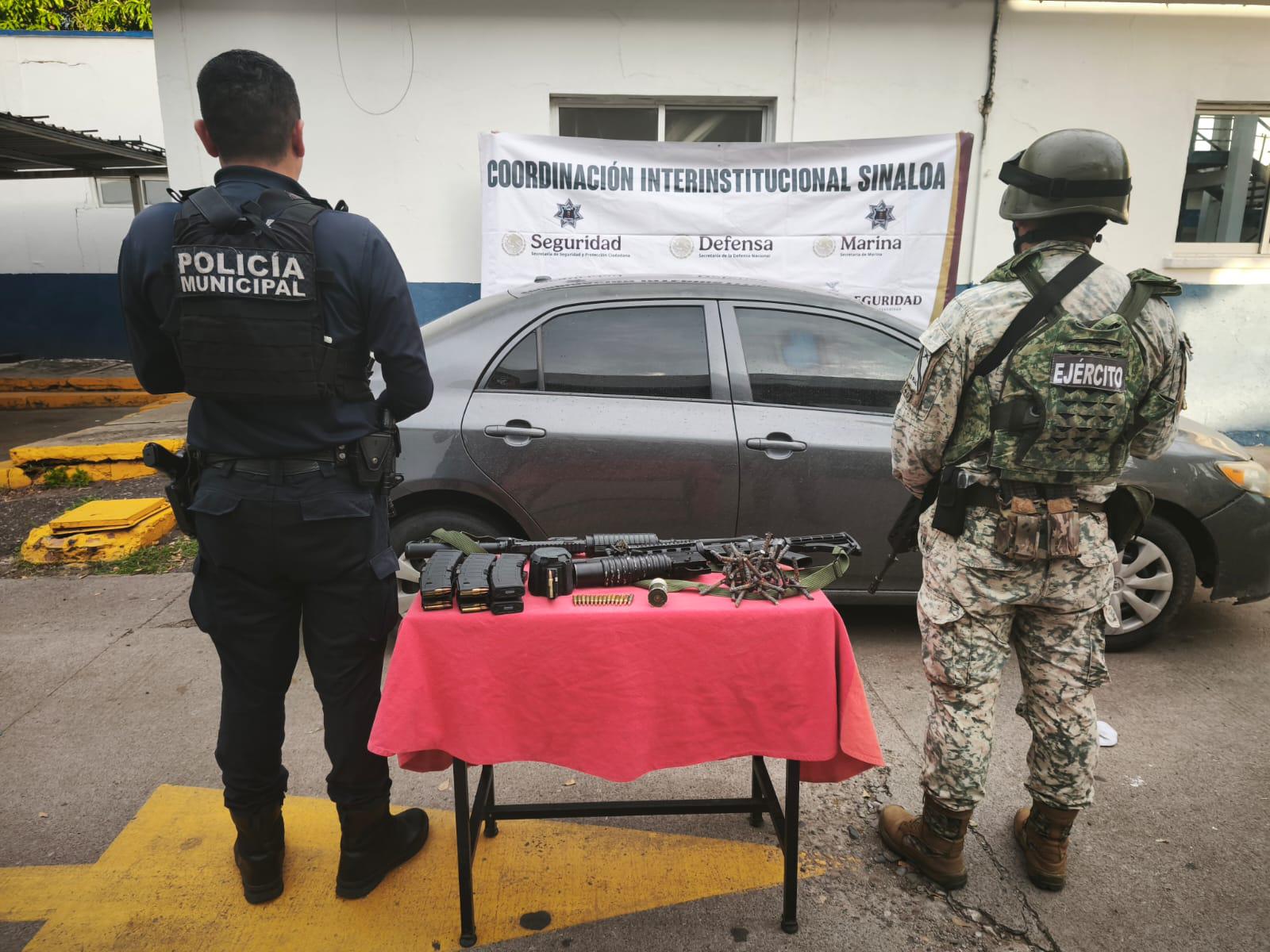 $!Revelan arsenal hallado en auto abandonado en el Centro de Culiacán: tenía dos fusiles, lanzagranadas y una granada
