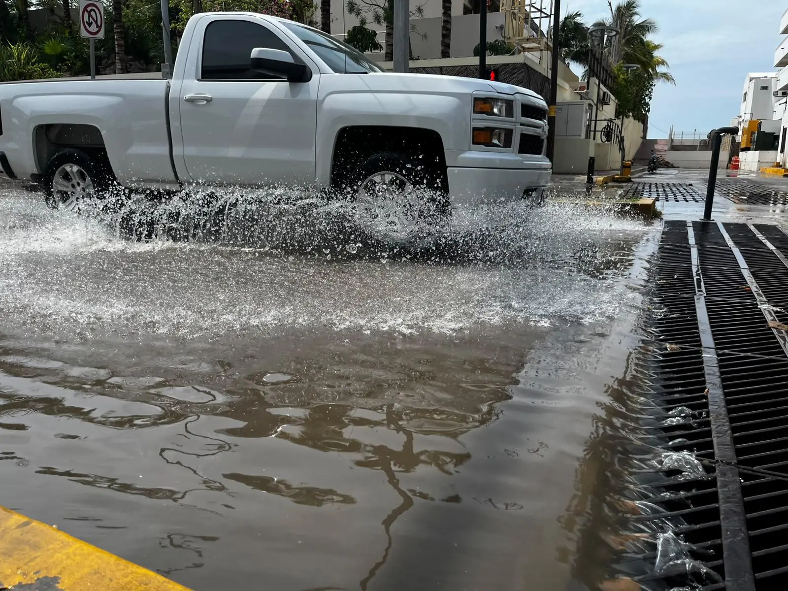 $!Lluvias provocan estragos en zona hotelera frente a Conapesca, en Mazatlán