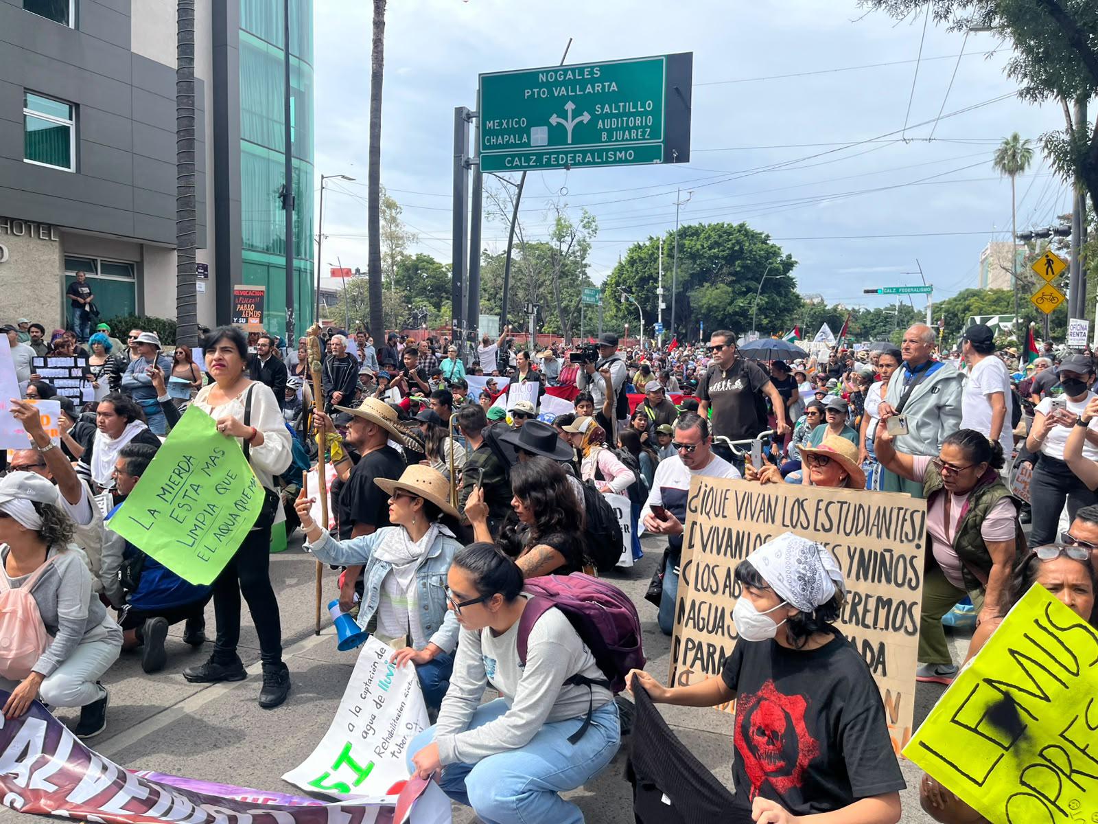 $!Reportan saqueos, bombas molotov e incendios en el Poder Judicial y Congreso de Jalisco