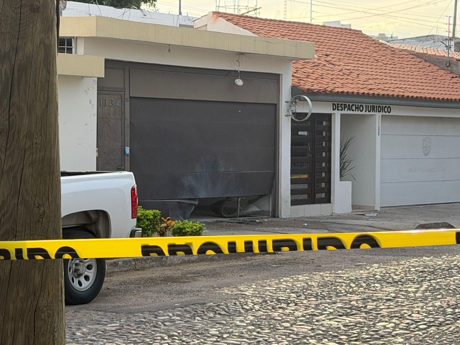 $!Atacan con explosivos una casa en el sector Las Quintas, en Culiacán