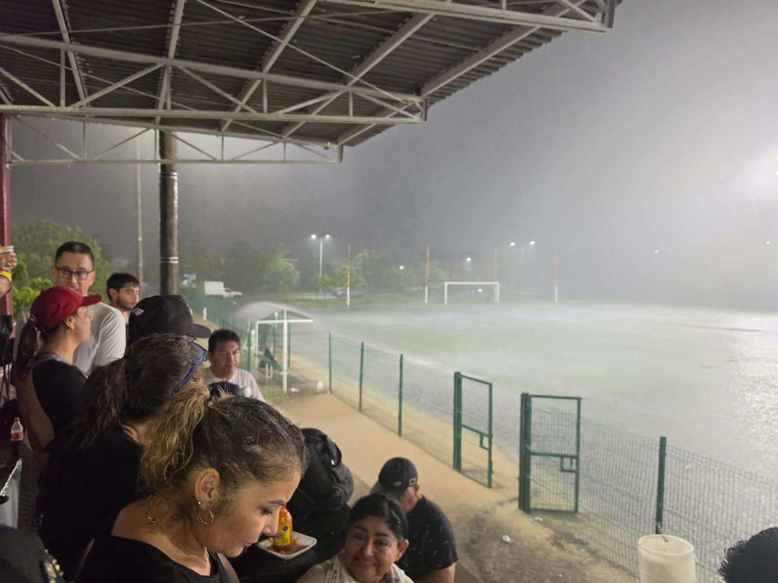 $!Se registran fuertes lluvias acompañadas de viento y actividad eléctrica en Mazatlán la noche de este martes