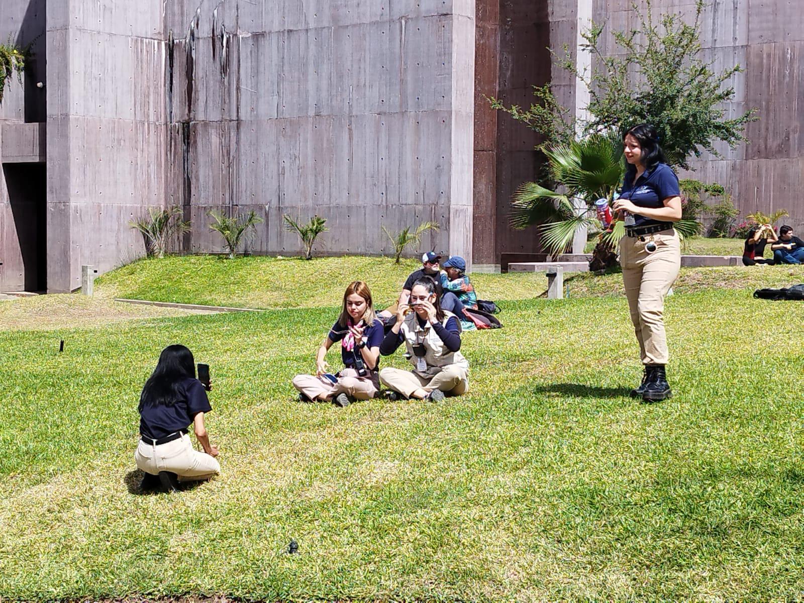 $!Disfrutan turismo y personal de Gran Acuario de Eclipse Total de Sol