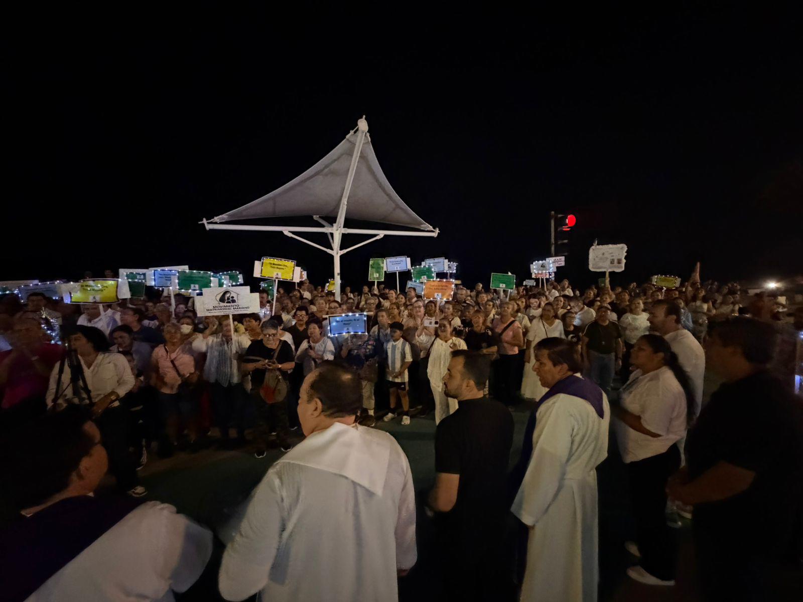 $!Cientos de fieles recorren el malecón de Mazatlán en una jornada de oración por la paz