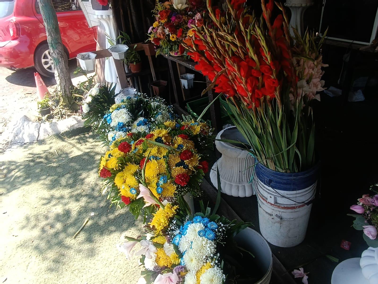$!Aprovechan vendedores de flores la gran afluencia en panteones por Día de las Madres