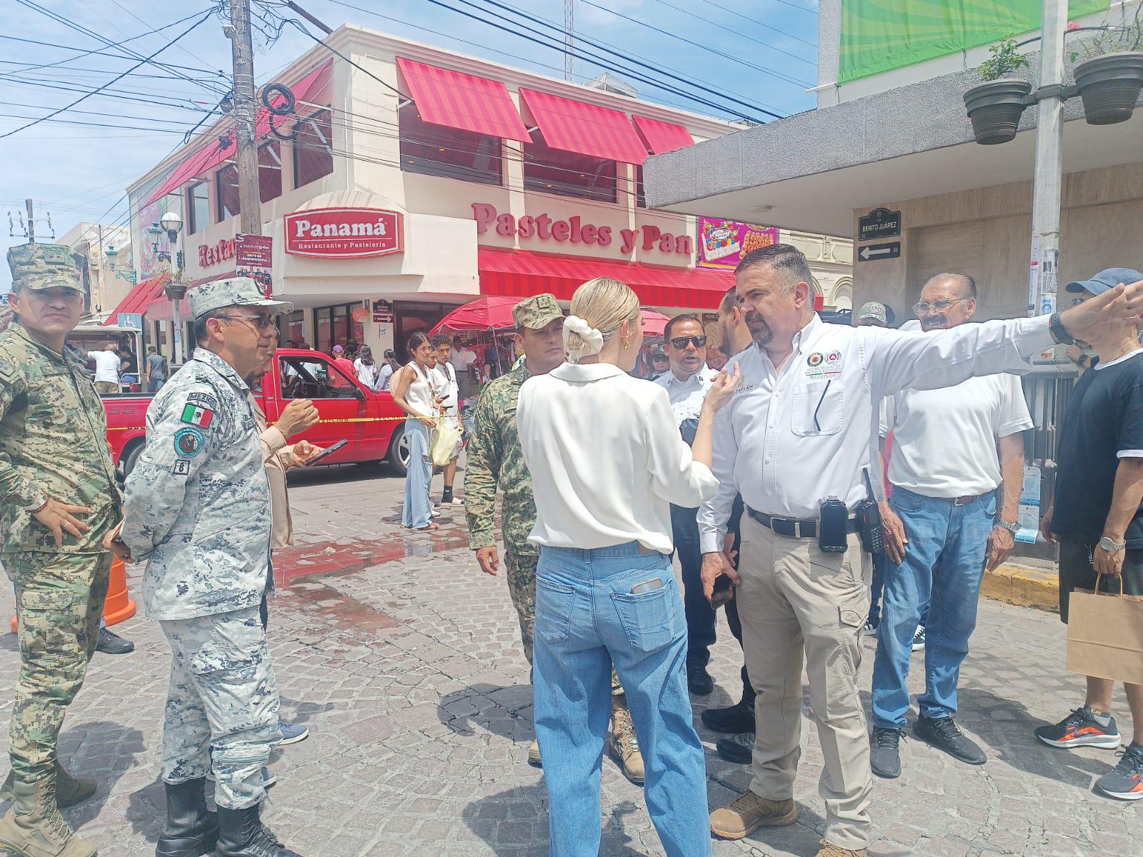 $!Realiza Estrella Palacios recorrido en calles del Centro de Mazatlán y reitera invitación a fiesta del Grito de Independencia