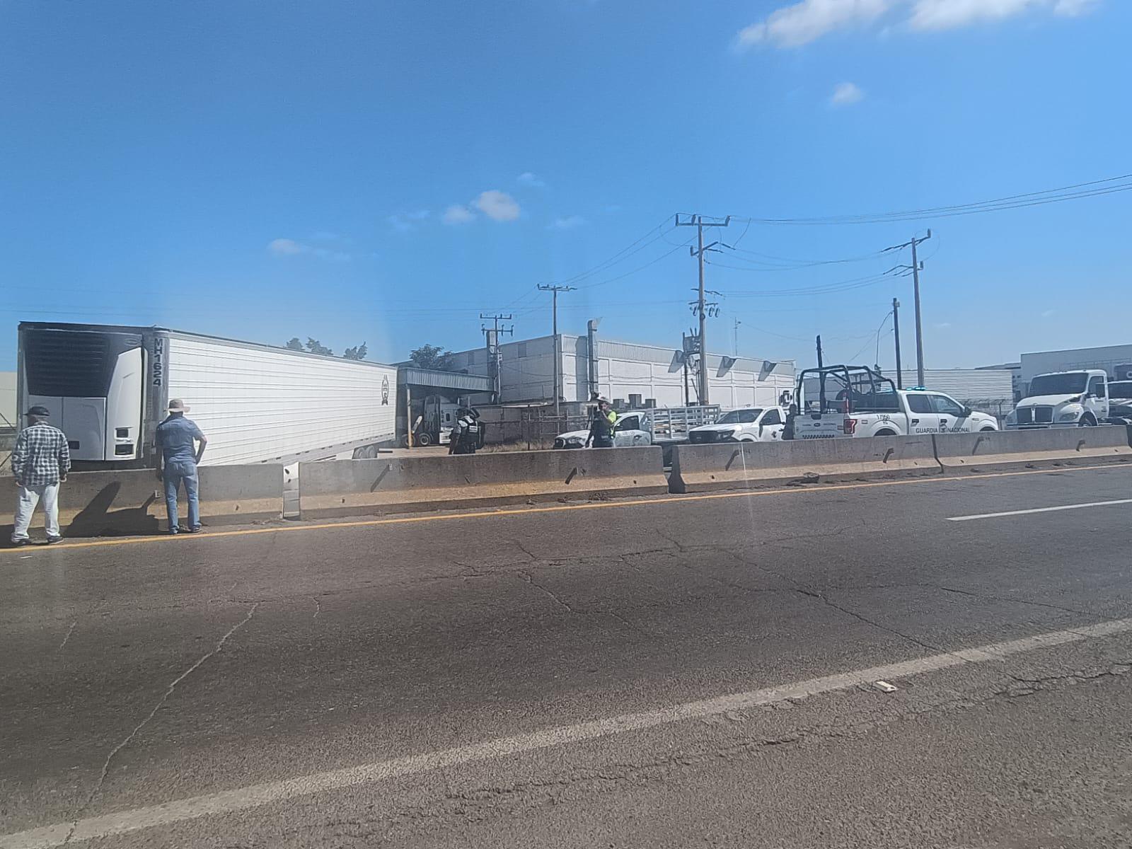 $!Se desprende caja de tráiler y bloquea La Costerita en Culiacán