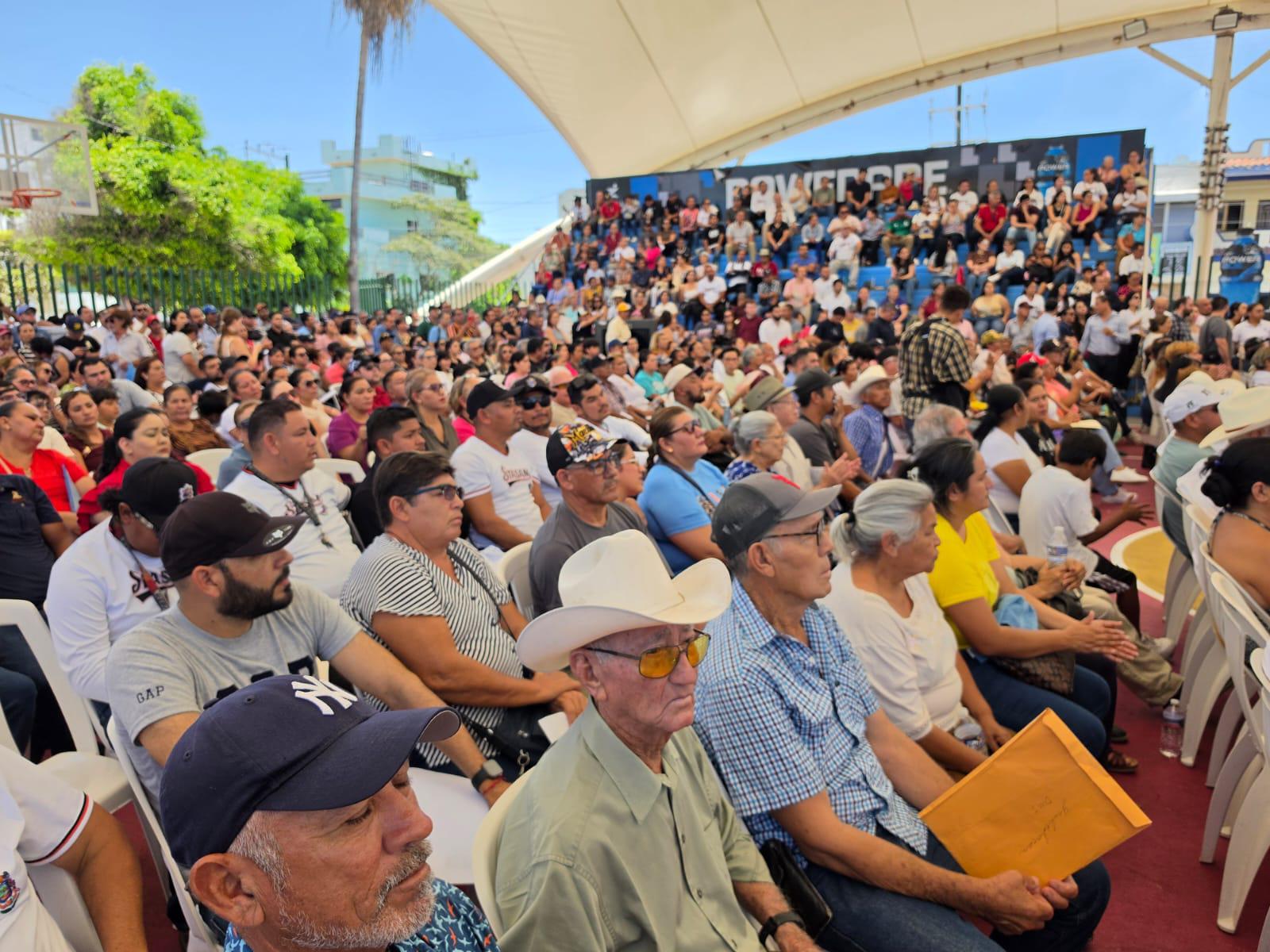 $!Entregan escrituras y certificados a familias desplazadas y ejidatarios de Mazatlán y Concordia