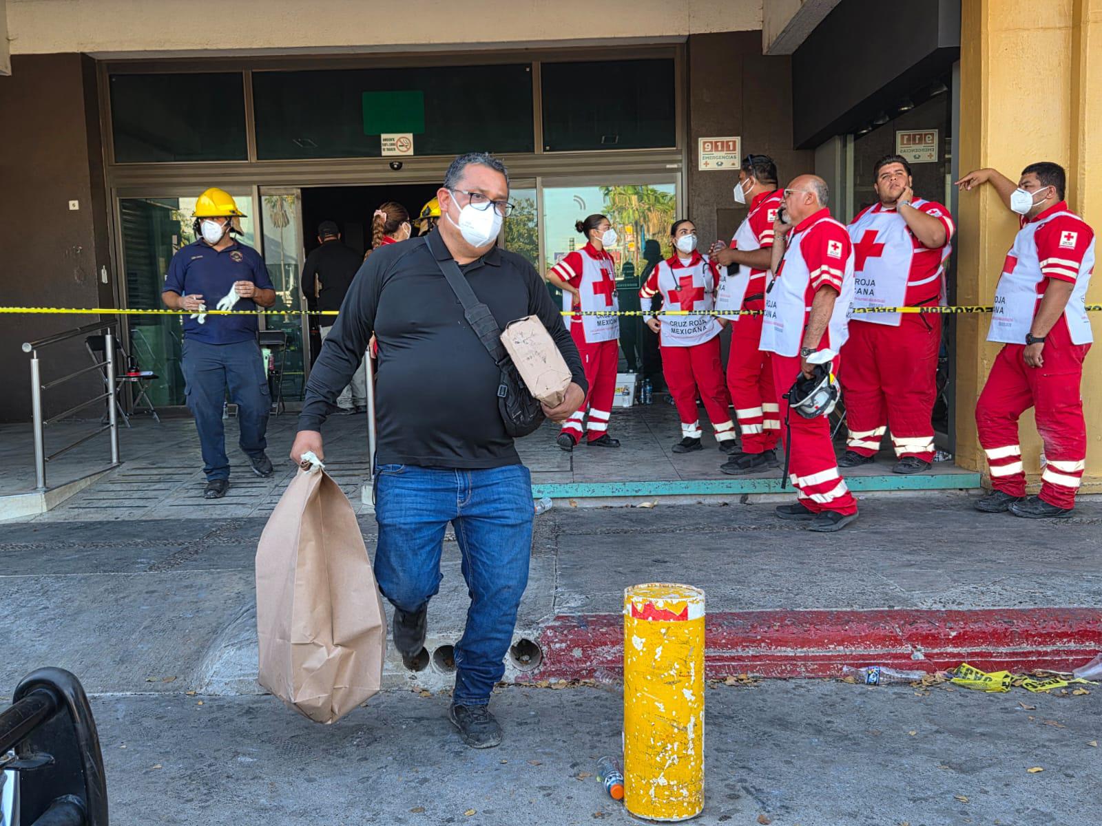 $!FGE aún no determina origen del incendio en plaza comercial de Los Mochis