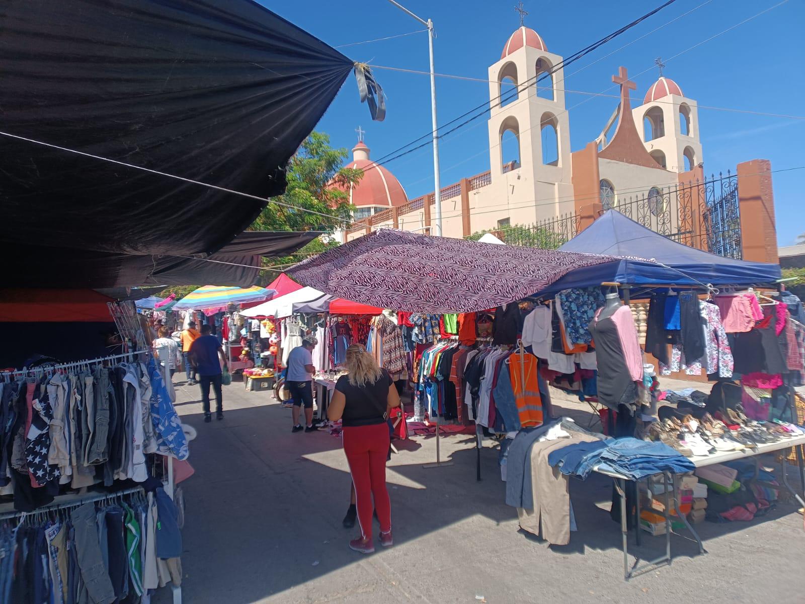 $!Mazatlecos dan vida y color al tianguis de la colonia Benito Juárez pese a mala temporada