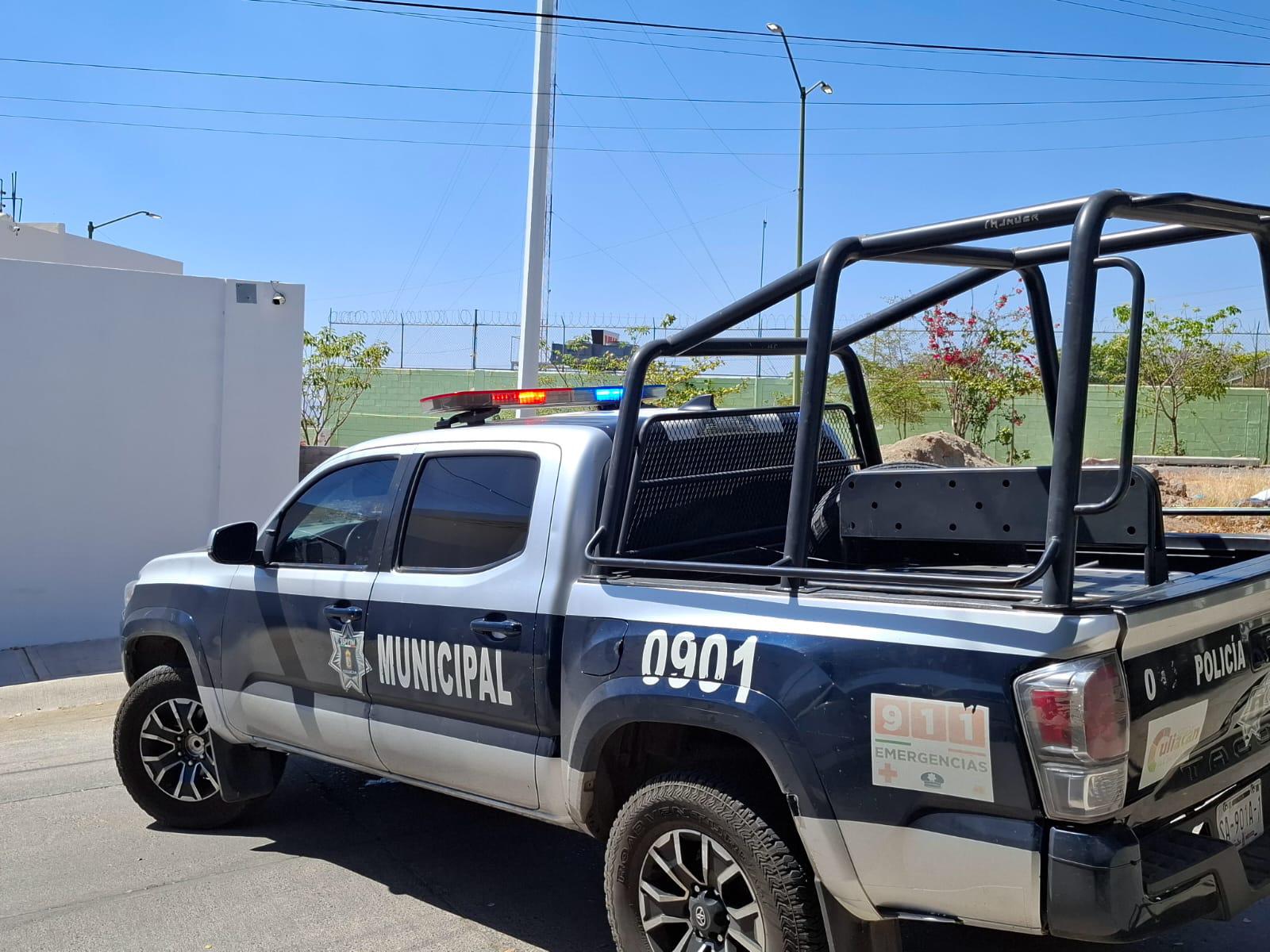 $!Hallan a hombre asesinado con mensaje en cartulina al sur de Culiacán