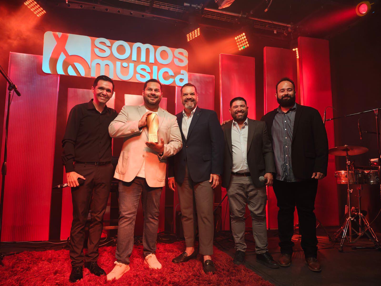 $!Carlos Osuna con su reconocimiento.