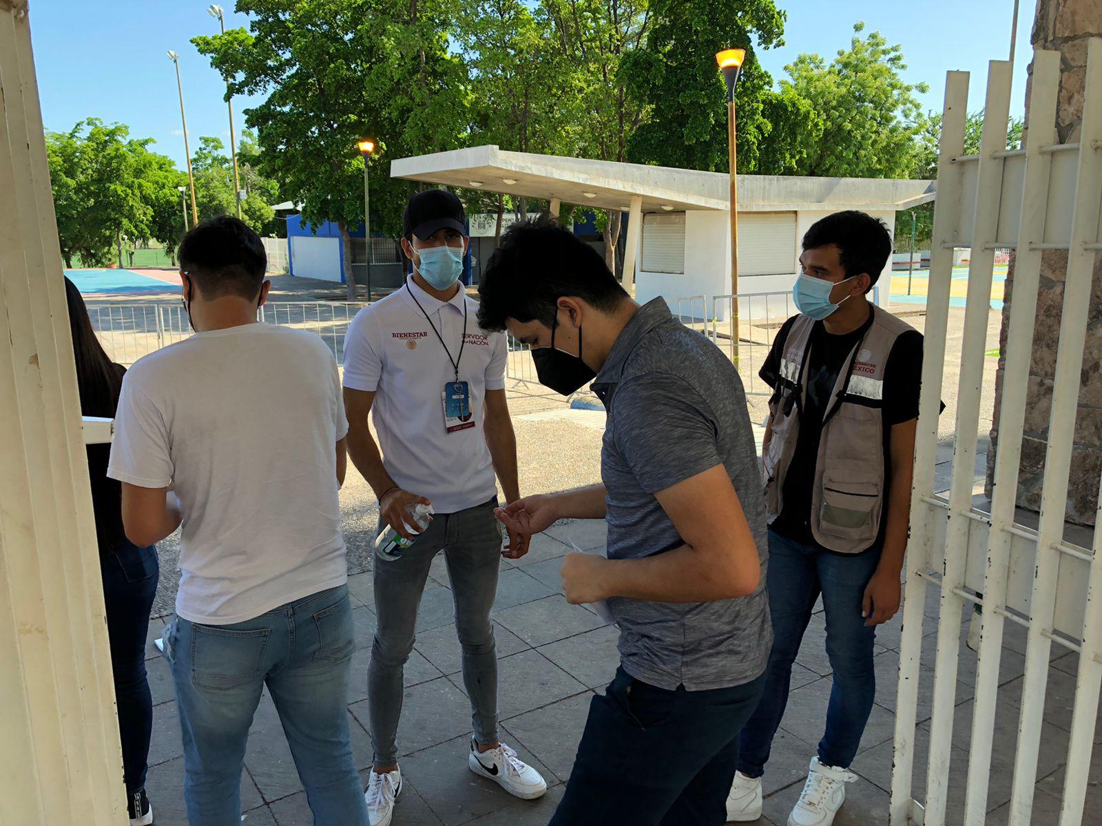 $!Jóvenes de 18 a 29 años acuden en Culiacán por la segunda dosis de la vacuna contra el Covid-19