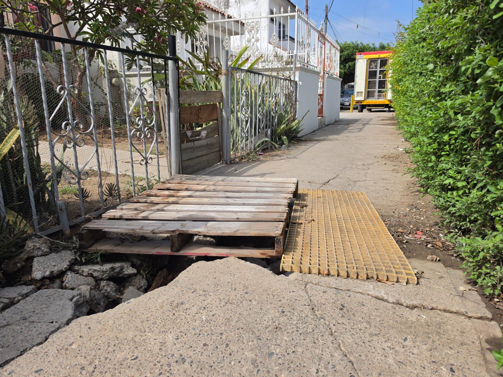 $!Colonos del Jabalíes, en Mazatlán, siguen esperando reparación de socavón tras más de un año de afectaciones