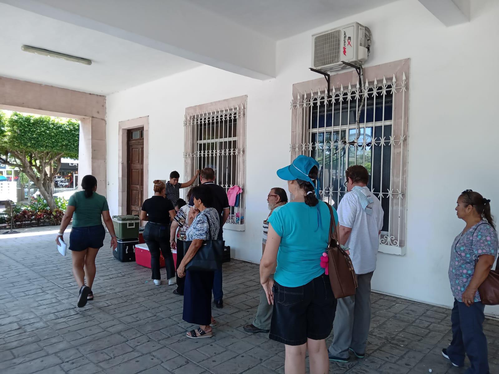 $!Desde Las Tinajas llega Rosa a ofrecer atole y tamales hechos con la receta familiar