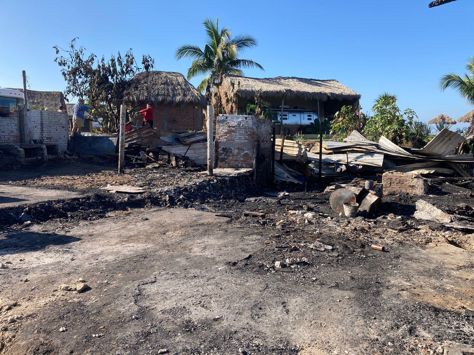 $!Esperan ayuda para levantar 3 restaurantes incendiados en Cerritos