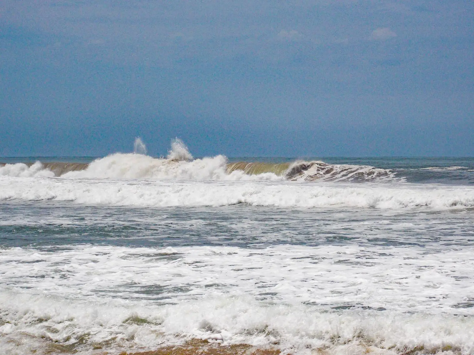 $!Alertan por oleaje elevado y restringen acceso en playas de Mazatlán