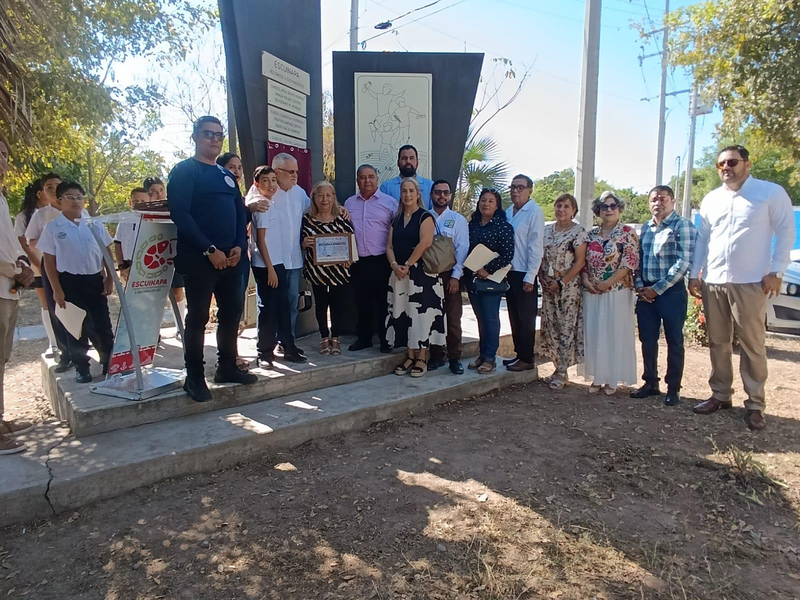 $!Escuinapa honra a maestros con placa conmemorativa en parque Candelaria Grave