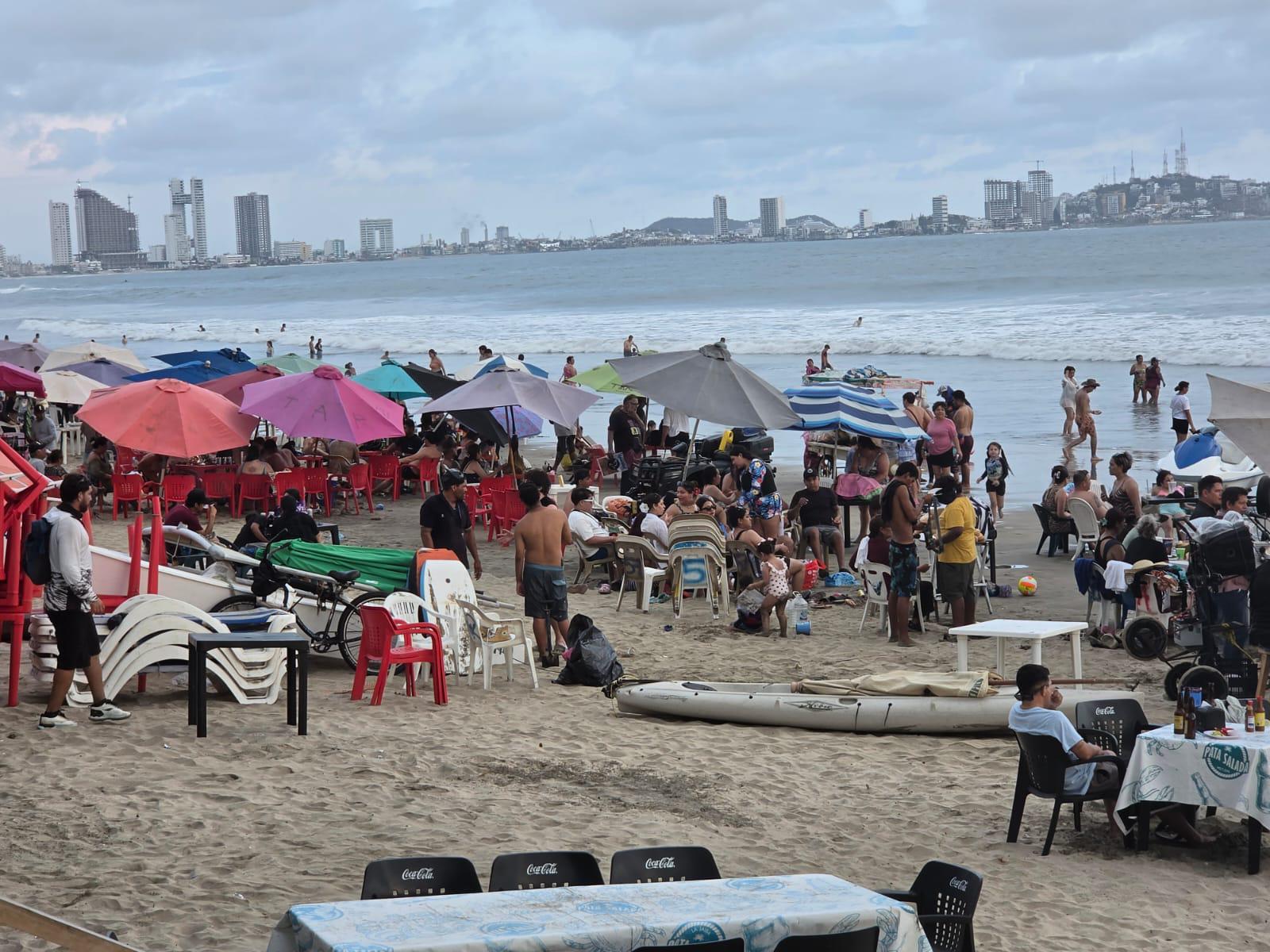 $!Ante las altas temperaturas, mazatlecos y turistas se refrescan en playas de Mazatlán