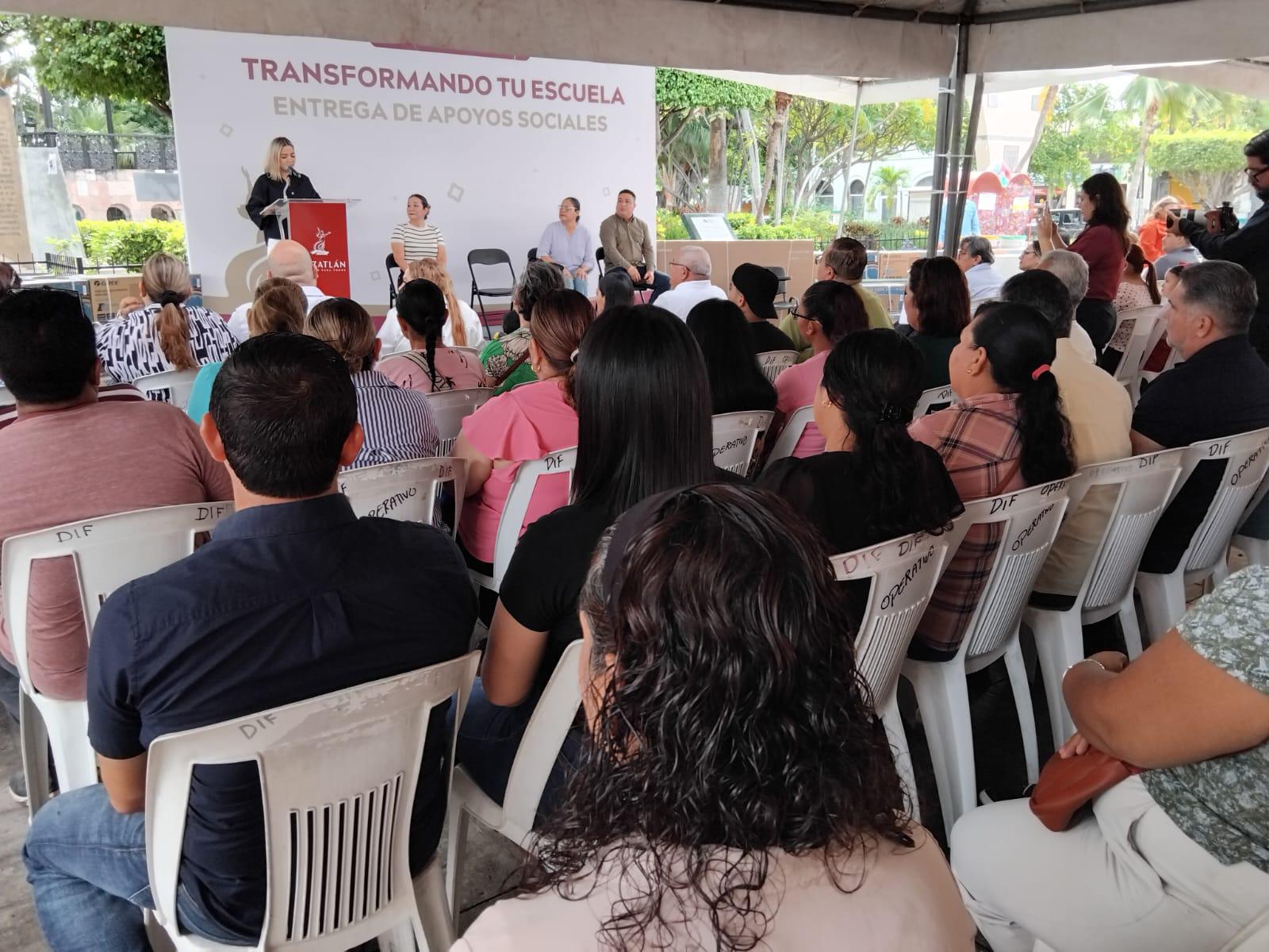 $!Entrega Gobierno de Mazatlán apoyos a 57 escuelas por $ 1.7 millones