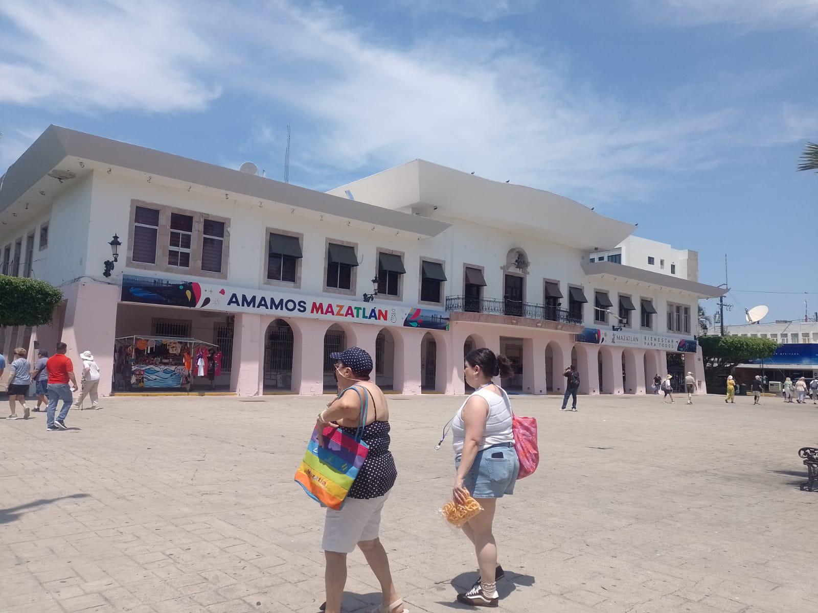 $!Sin plan integral para restaurar la fachada del Ayuntamiento de Mazatlán; sigue de color rosa