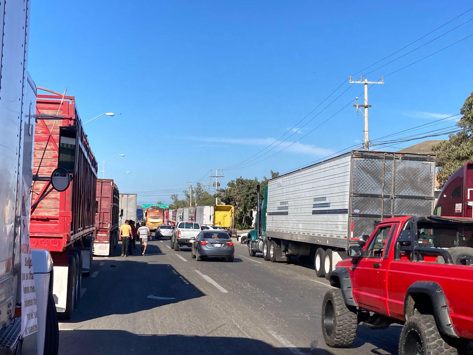 $!Traileros se manifiestan en Mazatlán por inseguridad en carreteras